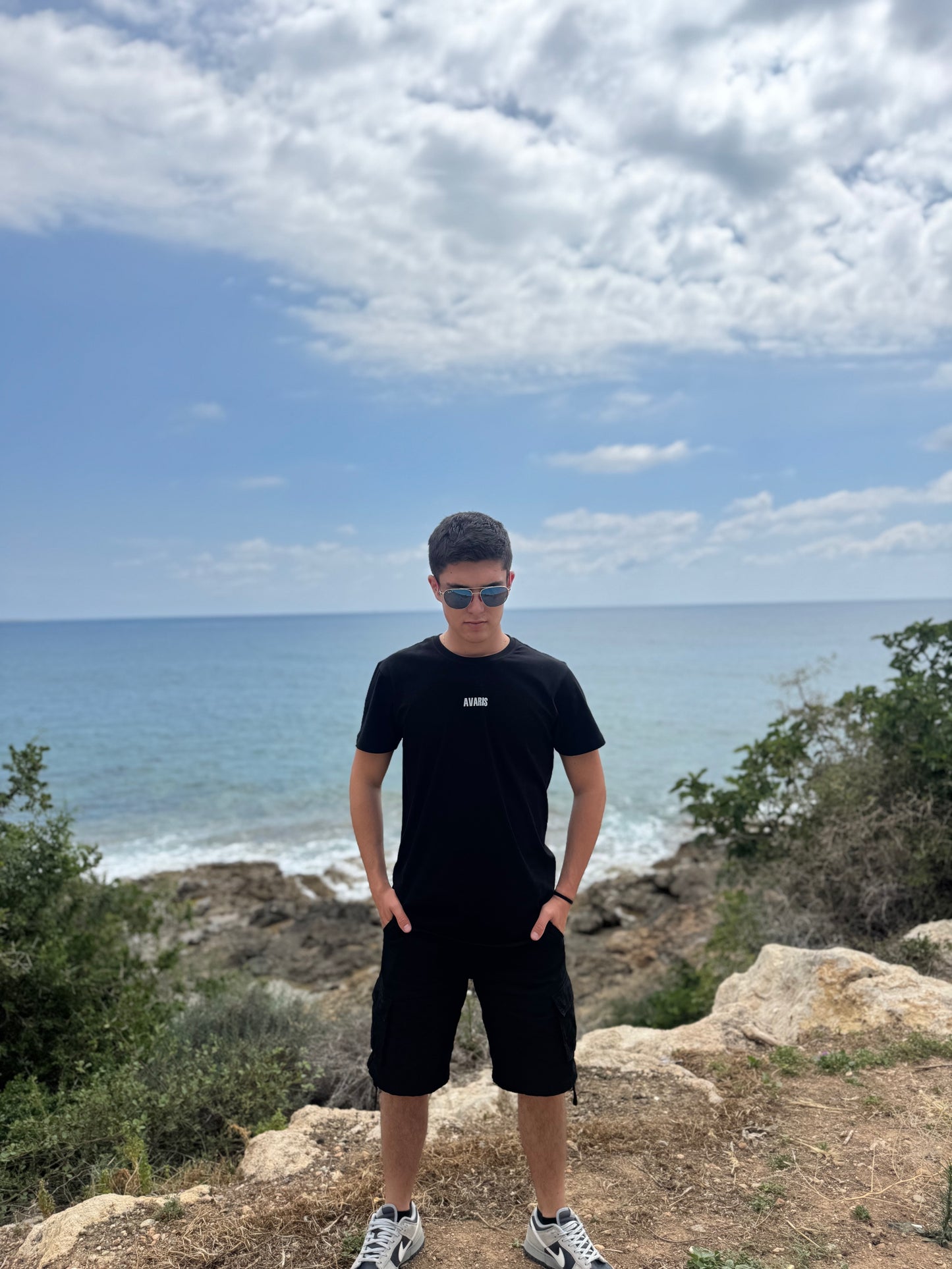 Avaris black tee